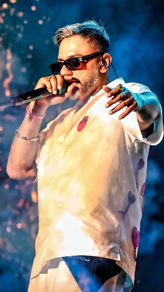 Yo Yo Honey Singh performing live concert